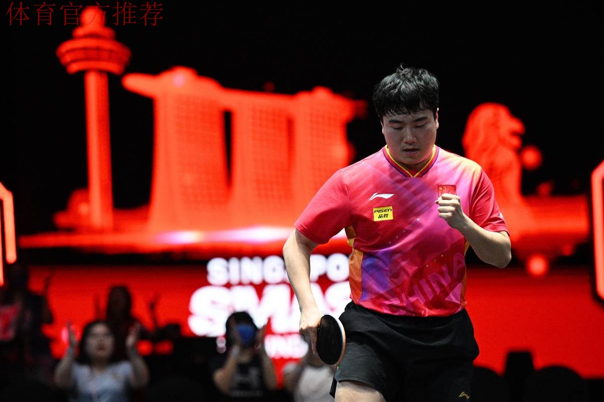 国乒梁靖崑赛场幽默捡球引欢笑 国乒梁靖崑赛场幽默捡球引欢笑