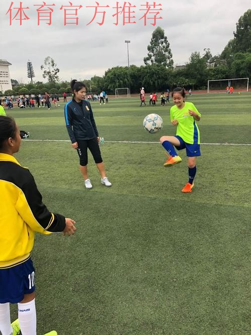 “不止于足球竞技”——女乙球队走进成都中小学校园